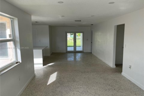 Villa ou maison à louer à Miami, Floride: 3 chambres, 265.24 m2 № 1946665 - photo 6