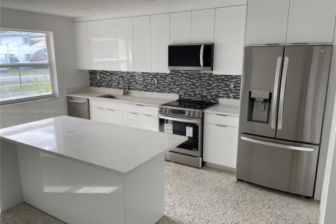Villa ou maison à louer à Miami, Floride: 3 chambres, 265.24 m2 № 1946665 - photo 4