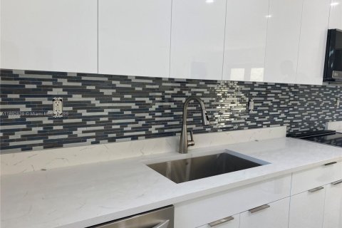 Villa ou maison à louer à Miami, Floride: 3 chambres, 265.24 m2 № 1946665 - photo 2
