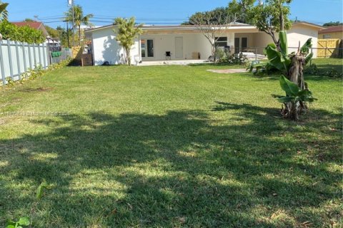 Villa ou maison à louer à Miami, Floride: 3 chambres, 265.24 m2 № 1946665 - photo 14
