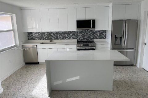 Villa ou maison à louer à Miami, Floride: 3 chambres, 265.24 m2 № 1946665 - photo 3