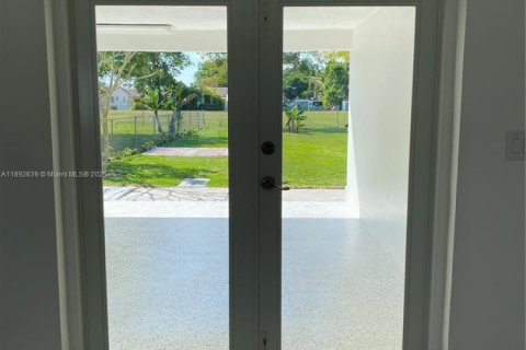 Villa ou maison à louer à Miami, Floride: 3 chambres, 265.24 m2 № 1946665 - photo 9