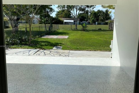 Villa ou maison à louer à Miami, Floride: 3 chambres, 265.24 m2 № 1946665 - photo 10