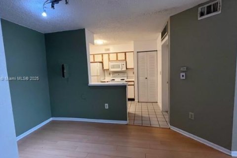 Condo in Oakland Park, Florida, 1 bedroom  № 1958109 - photo 4