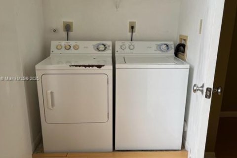 Condo in Oakland Park, Florida, 1 bedroom  № 1958109 - photo 11