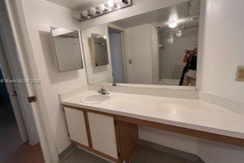 Condo in Oakland Park, Florida, 1 bedroom  № 1958109 - photo 9