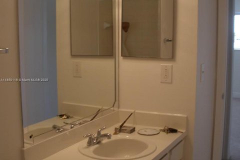 Condo in Oakland Park, Florida, 1 bedroom  № 1958109 - photo 10
