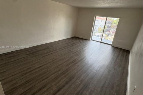 Villa ou maison à louer à North Miami, Floride: 1 chambre, 65.96 m2 № 2248807 - photo 4