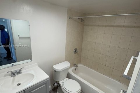 Villa ou maison à louer à North Miami, Floride: 1 chambre, 65.96 m2 № 2248807 - photo 3