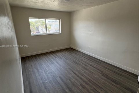 Villa ou maison à louer à North Miami, Floride: 1 chambre, 65.96 m2 № 2248807 - photo 2