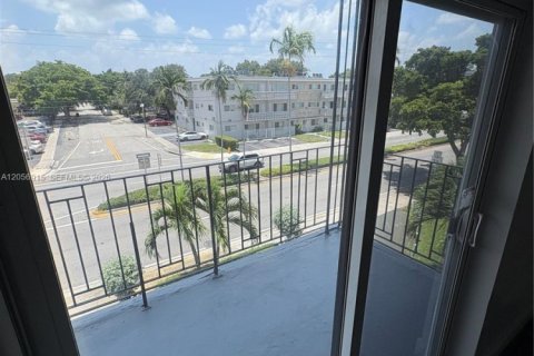 Villa ou maison à louer à North Miami, Floride: 1 chambre, 65.96 m2 № 2248807 - photo 6