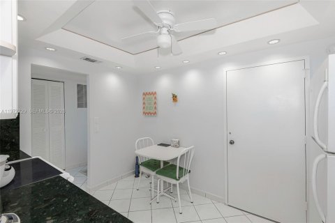 Condominio en venta en Miami Beach, Florida, 1 dormitorio, 84.73 m2 № 2032952 - foto 15