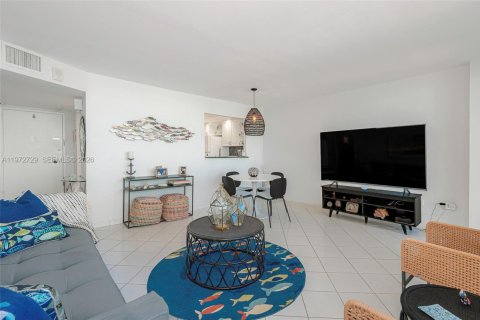 Condominio en venta en Miami Beach, Florida, 1 dormitorio, 84.73 m2 № 2032952 - foto 14