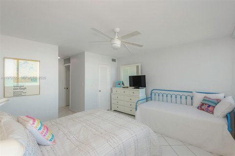 Condo in Miami Beach, Florida, 1 bedroom № 2032952 - photo 24