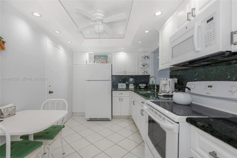 Condominio en venta en Miami Beach, Florida, 1 dormitorio, 84.73 m2 № 2032952 - foto 16