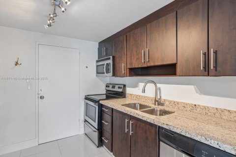 Condo in Bay Harbor Islands, Florida, 1 bedroom  № 1928699 - photo 2