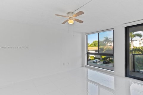 Condo in Bay Harbor Islands, Florida, 1 bedroom  № 1928699 - photo 22