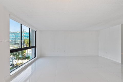 Condo in Bay Harbor Islands, Florida, 1 bedroom  № 1928699 - photo 19