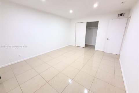 Снять в аренду квартиру в Дания-Бич, Флорида 1 спальня, 102.19м2, № 1991993 - фото 3