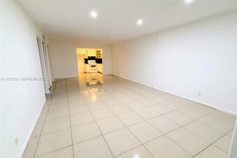 Снять в аренду квартиру в Дания-Бич, Флорида 1 спальня, 102.19м2, № 1991993 - фото 1