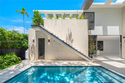 House in Miami, Florida 5 bedrooms, 405.61 sq.m. № 1754212 - photo 20