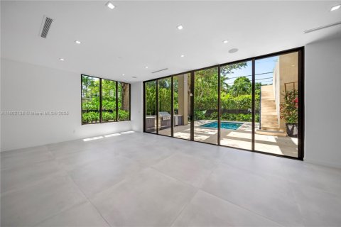 House in Miami, Florida 5 bedrooms, 405.61 sq.m. № 1754212 - photo 5