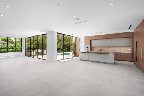 House in Miami, Florida 5 bedrooms, 405.61 sq.m. № 1754212 - photo 4