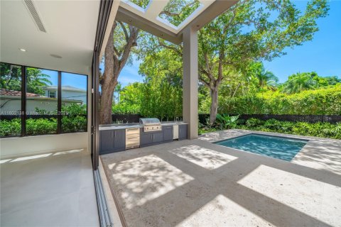 House in Miami, Florida 5 bedrooms, 405.61 sq.m. № 1754212 - photo 11