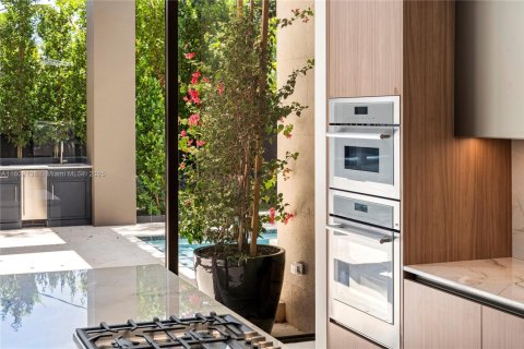 House in Miami, Florida 5 bedrooms, 405.61 sq.m. № 1754212 - photo 9