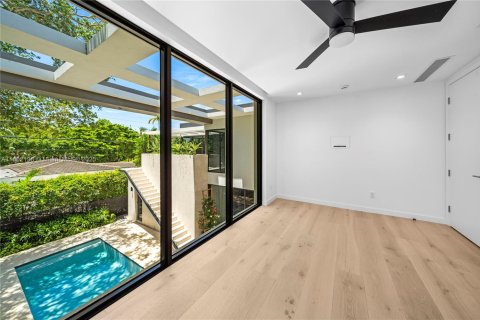 House in Miami, Florida 5 bedrooms, 405.61 sq.m. № 1754212 - photo 16