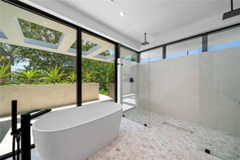 House in Miami, Florida 5 bedrooms, 405.61 sq.m. № 1754212 - photo 15