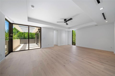 House in Miami, Florida 5 bedrooms, 405.61 sq.m. № 1754212 - photo 13