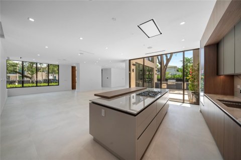 House in Miami, Florida 5 bedrooms, 405.61 sq.m. № 1754212 - photo 6