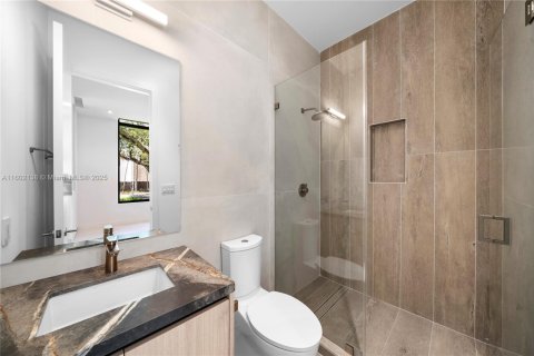 House in Miami, Florida 5 bedrooms, 405.61 sq.m. № 1754212 - photo 17