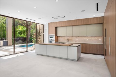 House in Miami, Florida 5 bedrooms, 405.61 sq.m. № 1754212 - photo 7