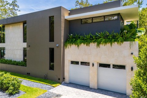 House in Miami, Florida 5 bedrooms, 405.61 sq.m. № 1754212 - photo 24