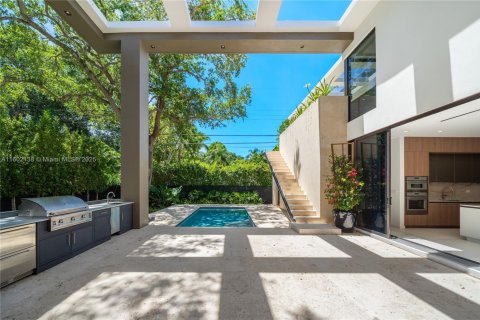 House in Miami, Florida 5 bedrooms, 405.61 sq.m. № 1754212 - photo 12