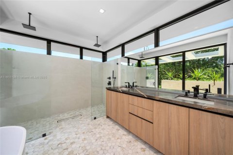 House in Miami, Florida 5 bedrooms, 405.61 sq.m. № 1754212 - photo 14