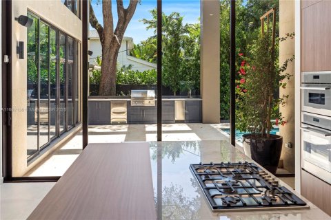 House in Miami, Florida 5 bedrooms, 405.61 sq.m. № 1754212 - photo 30