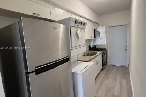House in Miami Beach, Florida 2 bedrooms, 111.48 sq.m. № 2046383 - photo 6