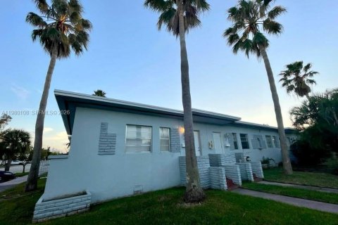 House in Miami Beach, Florida 2 bedrooms, 111.48 sq.m. № 2046383