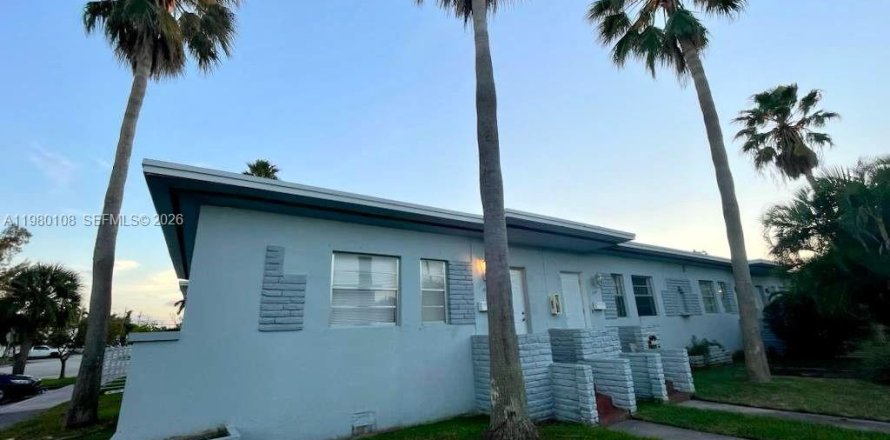 House in Miami Beach, Florida 2 bedrooms, 111.48 sq.m. № 2046383
