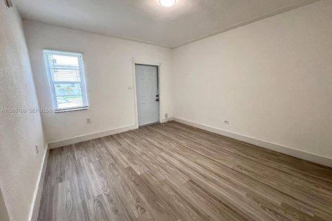 House in Miami Beach, Florida 2 bedrooms, 111.48 sq.m. № 2046383 - photo 9