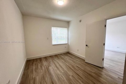House in Miami Beach, Florida 2 bedrooms, 111.48 sq.m. № 2046383 - photo 8
