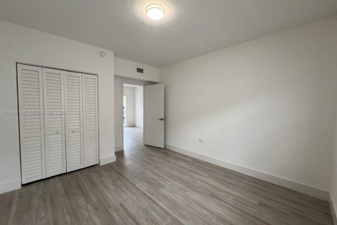 House in Miami Beach, Florida 2 bedrooms, 111.48 sq.m. № 2046383 - photo 5