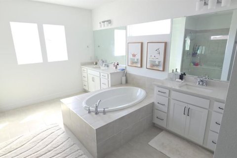 Villa ou maison à louer à Land O' Lakes, Floride: 5 chambres, 396.88 m2 № 2401031 - photo 21