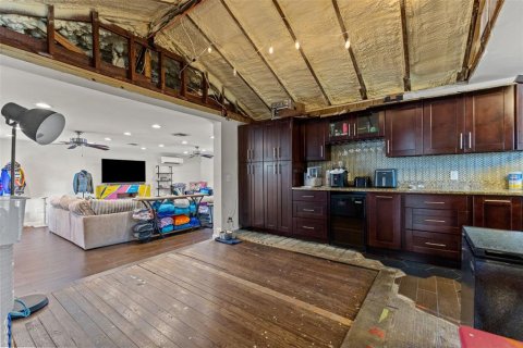 House in Saint Petersburg, Florida 3 bedrooms, 150.22 sq.m. № 2136597 - photo 18