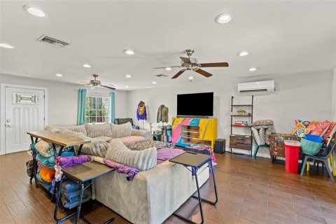 House in Saint Petersburg, Florida 3 bedrooms, 150.22 sq.m. № 2136597 - photo 11