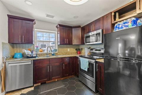 House in Saint Petersburg, Florida 3 bedrooms, 150.22 sq.m. № 2136597 - photo 19