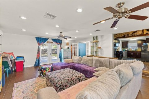House in Saint Petersburg, Florida 3 bedrooms, 150.22 sq.m. № 2136597 - photo 12